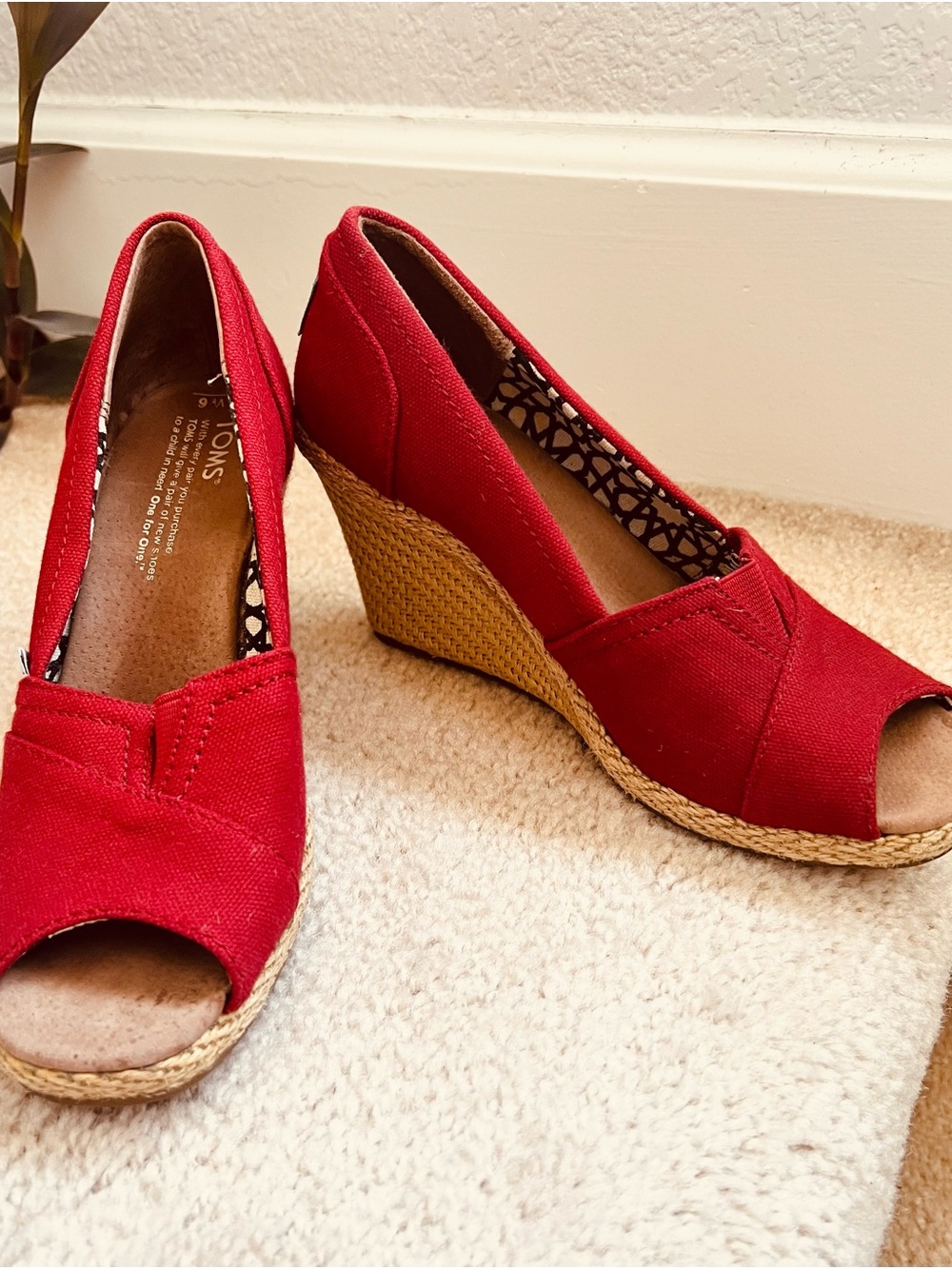 Toms Red Canvas Peep-Toe Wedge Espadrilles EUC Party Everyday Comfort Boho Chic